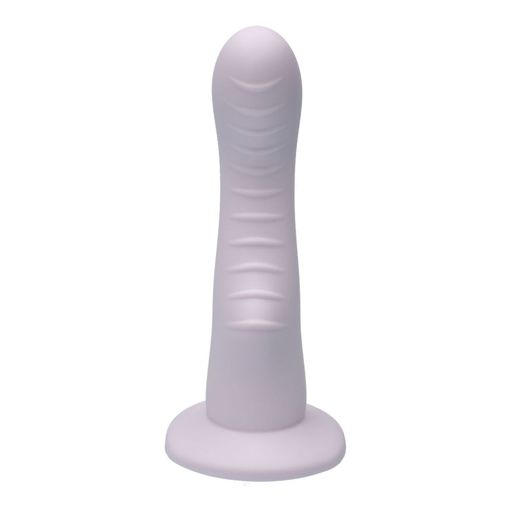 Dildo Ylva & Dite rosa de silicona médica con ventosa, diseño ergonómico e impermeable, compatible con arneses.